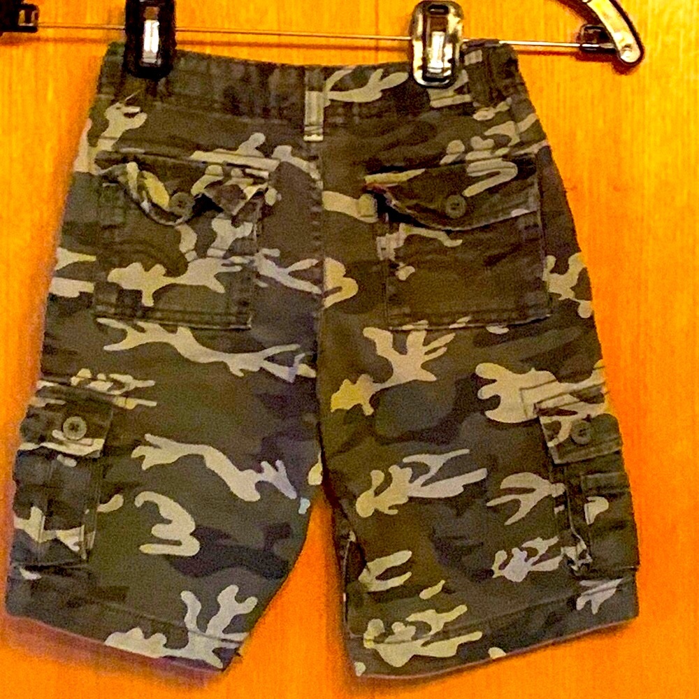 Levi’s toddler 4 boy’s green camouflage twill cargo shorts adjustable waist EUC